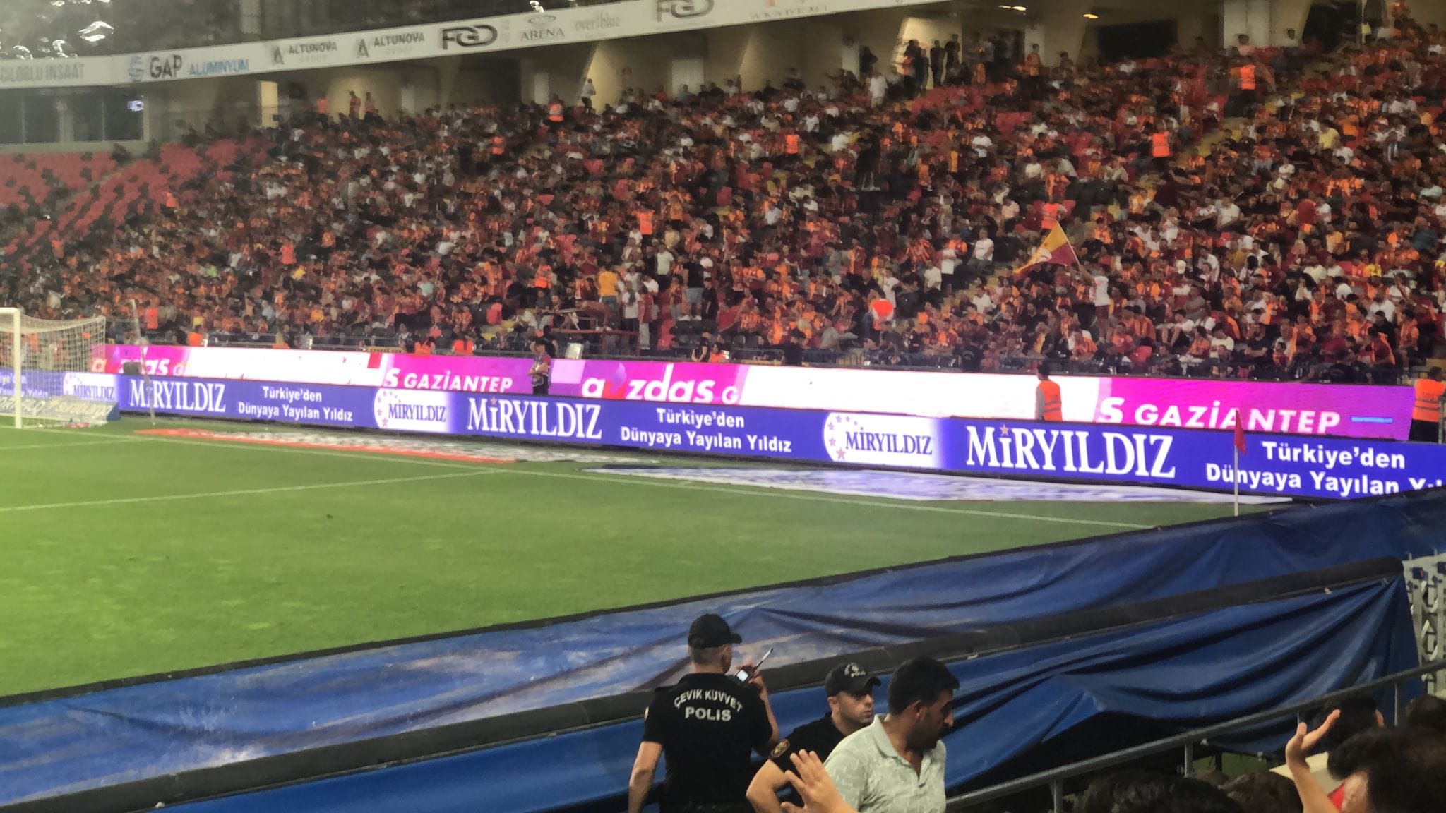 Miryıldız a pris sa place au stade de Gaziantep lors du match d'ouverture de la Süper Lig